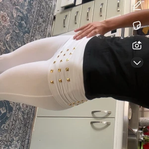 Vita yogapants med guldnitar - Säljer ett par coola vita yogapant ned snygga guldiga nitar framtill. storlek 152 men passar mig längdmössigt som är 162❤️🙏🏼