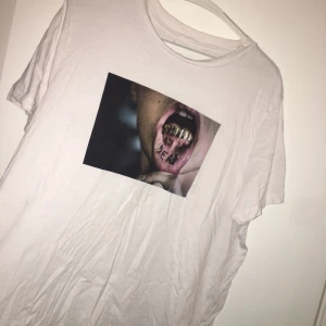 Grillz T-shirt  - Snygg t-shirt med stort, edgy tryck på bröstet✨ Köpt på Carlings.