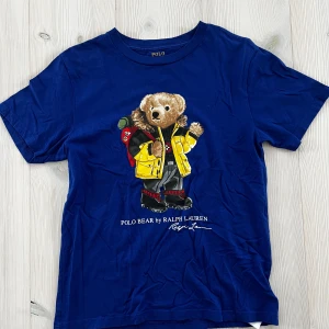 Blå Polo Bear t-shirt från Ralph Lauren - Mycket fint skick. Djur- och rökfritt hem. Stl M barn 10-12 år.