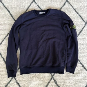 Stone island tröja - Säljer denna snygga och klassiska Stone Island-tröja i marinblå färg, storlek S. Tröjan är i fint skick och håller hög kvalitet som alltid från Stone Island. Passar perfekt både till vardags och för en clean streetwear-look.  📦 Skickas snabbt eller kan mötas upp efter överenskommelse. 💬 Hör av dig privat om du vill ha fler bilder eller har frågor! 