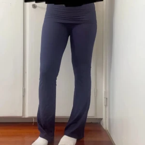 Mörkblå yoga pants - Säljer ett par mörkblå leggings med bootcut passform och hög midja. De är stretchiga. | Vet tyvärr inte vart de är ifrån då jag fått de i present 💕pris kan diskuteras!