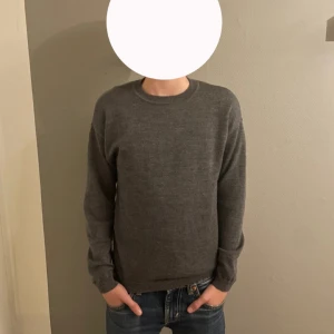 Stickad tröja - Jag säljer min stickade tröja från Lindex pga att den har blivit för liten. Den är väldigt bra skick nästan som ny, skulle säga att skicket är 9/10🌟 Det är bara att skriva om ni har några frågor😀