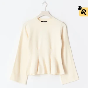 Krämvit peplumtröja från Gina Tricot - Superfin krämvit tröja från Gina Tricot med peplumskärning och långa ärmar. Tröjan har rund halsringning och markerad midja som ger en snygg siluett. Endast använd några få gånger💗