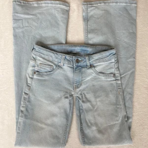 Ljusblåa lågmidjade bootcut jeans - Säljer ett par fina lågmidjade ljusblåa bootcut jeans! Tjejen jag köpte jeansen från har sytt om jeansen så de har blivit lågmidjade 💗Skriv vid intresse, eller frågor! 