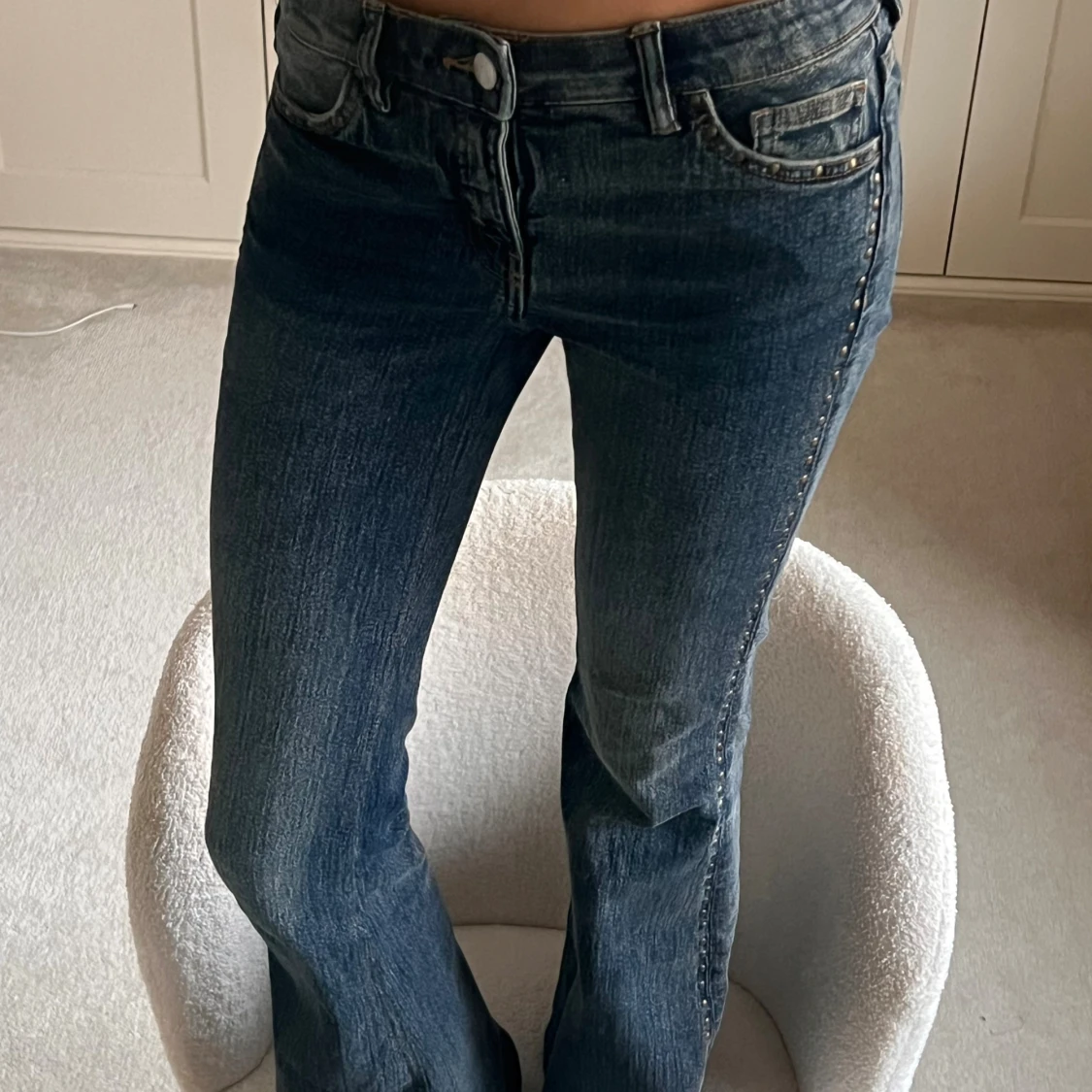 Blå bootcut jeans med nitar