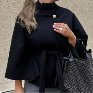 Poncho från Missäy - Jättesnygg svart poncho från Missäy i storlek one-size använd fåtal gånger❤️❤️skriv om ni har några funderingar!