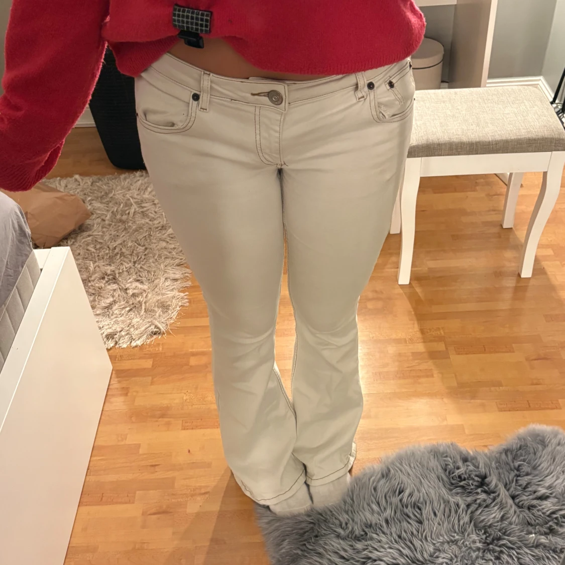 Vita bootcut jeans med låg midja