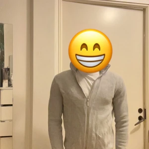 Grå fullzip tröja - Säljer en ljusgrå stickad tröja från Selected Homme. Koftan har dragkedja framtill, hög krage och skön  passform. Sitter perfekt som storlek S. Enkel och clean design som funkar till det mesta. Knappt använd. Skick 10/10 Pris kan diskuteras 