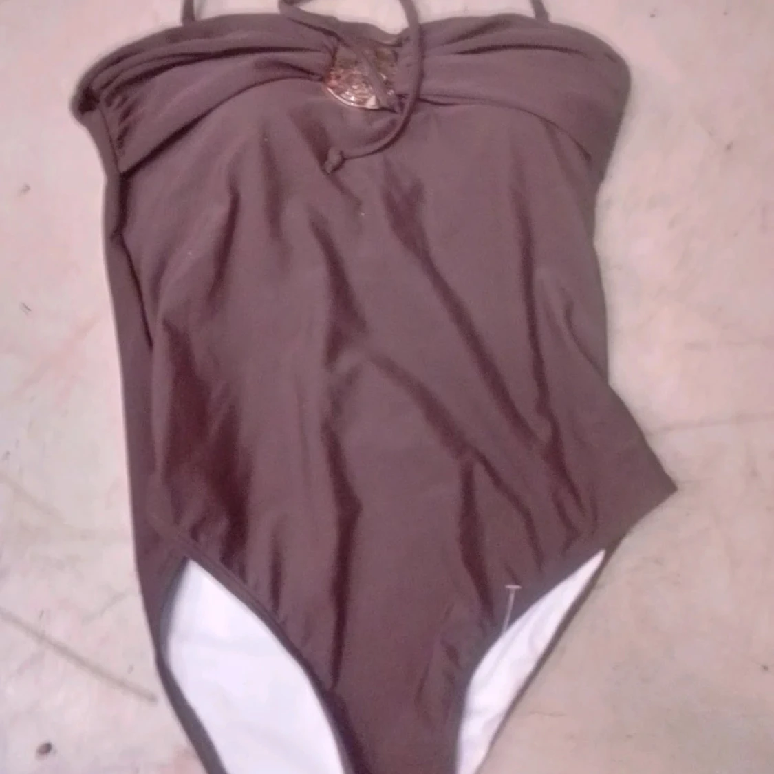 Brun baddräkt med gulddetalj