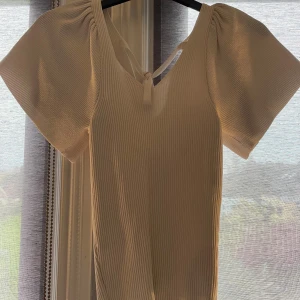 fin topp - jättefin topp från only med volang 