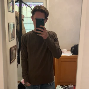 Bläck sweatshirt  - Säljer en skön stickad tröja från Bläck! Tröjan är i ett mycket bra skick och har inga tecken på slitningar samt defekter. Storlek S. Hör gärna av er om frågor!