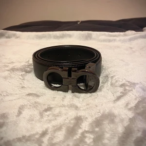 Ferragamo bälte - Svart Ferragamo bälte (110cm lång). Bälten är som ny. Den får dig att se riktigt rik och snygg ut🤩💯 Kontakta för frågor och pris 📲