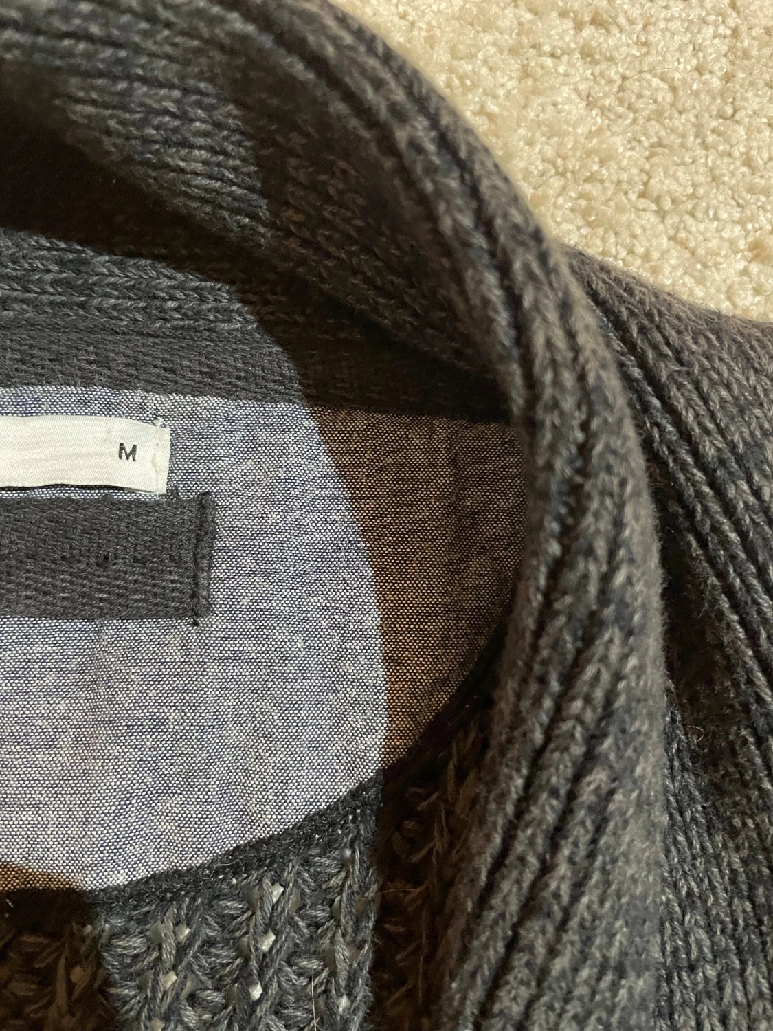 Mörkgrå stickad kofta med knappar | M - 2