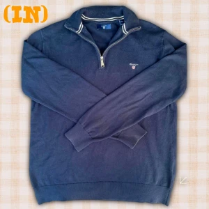 GANT Half Zip Marinblå - Super Schysst marinblå tröja från GANT med half zip. Tröjan är storlek 170 (15 år) och sitter som XS. Längd - 56cm,  Bröst vidd - 48cm, Armlängd - 56cm. Notera att måtten är ungefärliga och inte exakta.