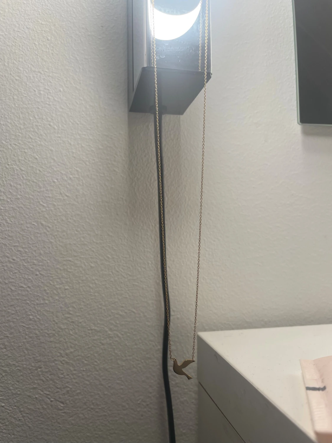 Guldigt halsband med fågelberlock