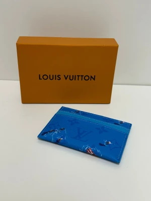 Lv Korthållare  - Säljer en helt ny korthållare, aldrig använd. Låda och dustbag ingår. Snabb frakt fraktas inom 24h efter köp. Kan härmas i Haninge, skriv gärna vid fler frågor.