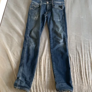Replay Jeans - Säljer ett par feta Replay-jeans i slim fit med en fräsch fade. Riktigt clean passform och bra skick. Hör av dig om du har frågor eller vill se fler bilder!