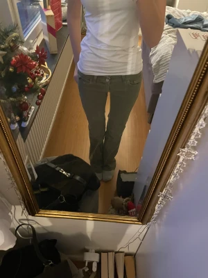 bootcut jeans från Nelly❣️ - Snygga olivgröna jeans från Nelly med bootcut passform och låg midja med dubbla knappar och dragkedja framtill. Jeansen är gjorda i mjuk bomull med lite stretch för extra komfort. Jätte fina jeans och funkar till allt!