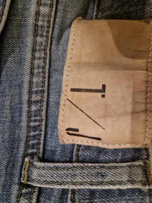 Jeans från tiger of sweden - Pris kan diskuteras Säljer ett par ljusblå skinny jeans från tiger of sweden med klassisk femficksdesign och snygga slitningar. Jeansen har normal passform och är tillverkade i mjukt denimtyg som sitter tajt längs benen. Perfekt för dig som gillar en smal siluett.