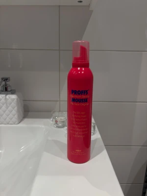Proffs Maximum Strong Mousse - Proffs Maximum Strong Mousse i en snygg röd flaska med rosa lock. Volymen är 300 ml och moussen är vegansk, ger maximal stadga, volym och glans till håret. Perfekt för att boosta hårets näring och elasticitet. Tillverkad i Sverige. Endast testad 