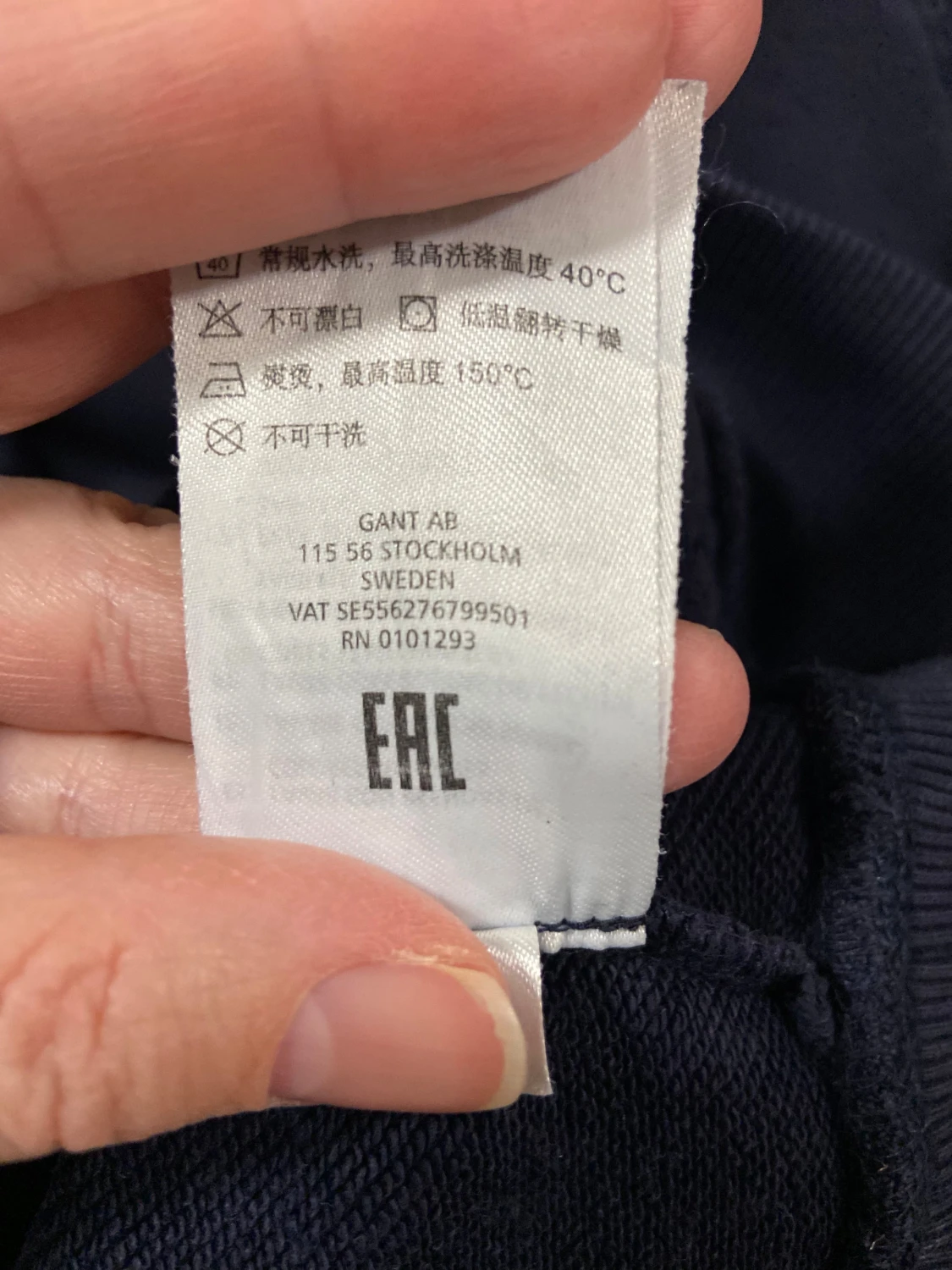 Mörkblå hoodie från GANT - 5