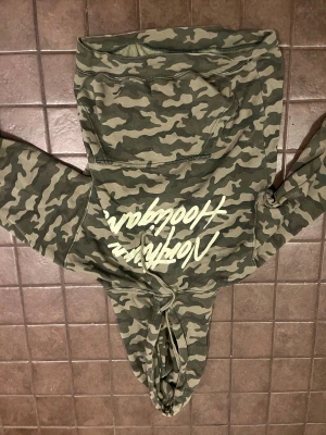 Camo hoodie från Norrlands - Camo hoddie från northern hooligans i storlek xs