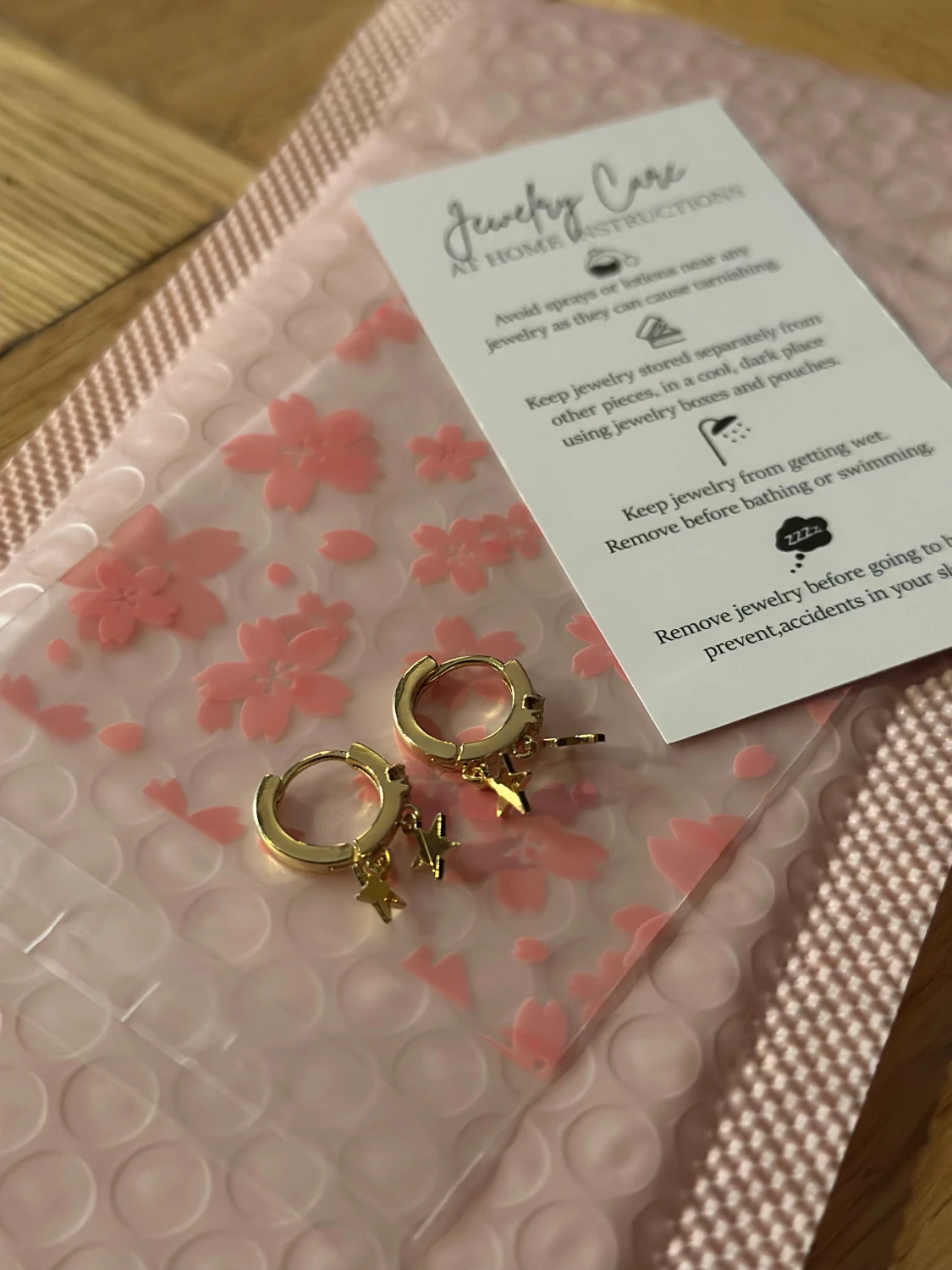 Guldiga örhängen med stjärnhängen - 2