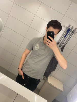 Polo Ralph lauren piké - Jag säljer en riktigt snygg polo Ralph lauren rugby piké🤩  ||Modellen är 177cm  ||Kontakta mig om fler frågor😉