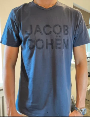 Jacob cohen tshirt  - Säljer denna feta T-shirten! Har tyvärr två små hål vid naken och liten slitning längre ner men märks knappt !🙌🏽