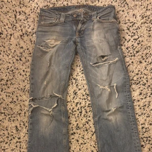 Snygga jeans - Snygga trendiga jeans. Lågmidjade bootcut med slitningar och snygga fickor. Enkel och bra design för vardagen. Oklar storlek men passar mig som är 170 och har storlek s perfekt. Säljer pågrund av rensning. Skriv vid frågor eller bilder pris kan diskuteras vid en snabb affär💕 vill bara bli av med de så har nästan ingen gräns för lågt pris 