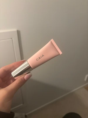 CAIA läppglans Berry Kiss - Säljer ett CAIA läppglans i färgen Berry Kiss. Använt max 5 gånger, säljer då den ej kommer till användning längre! 