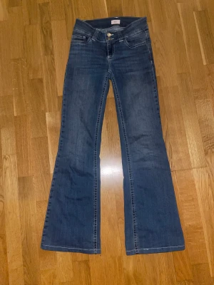 Low waist jeans från Nelly - Jag säljer dom här jätte fina jeansen som jag verkligen gillar, men de har börjat bli för korta. Storlek 32 men uppklippta så nya innebens längden är cirka 74 centimeter ✨