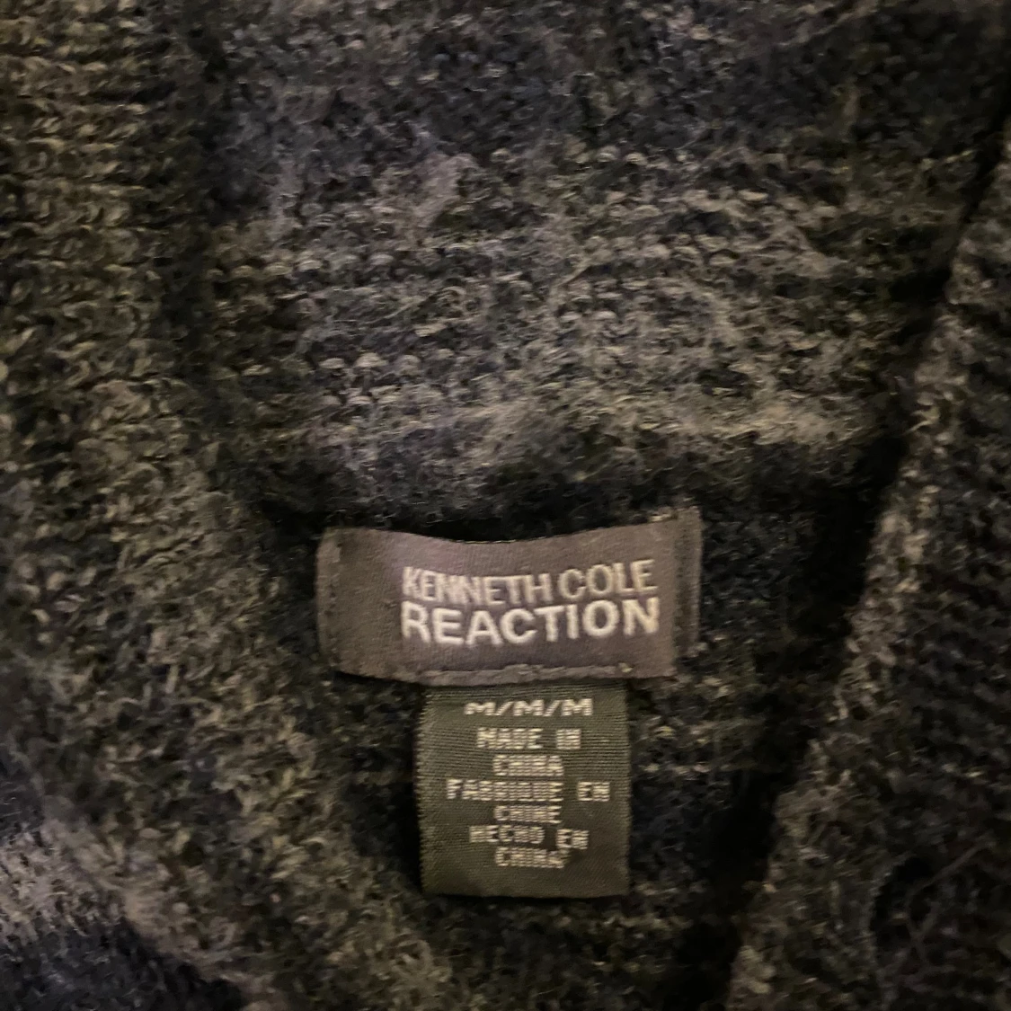 Randig mörkgrå hoodie med knappar - 4