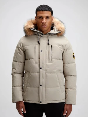 Beige pufferjacka från Zavetti Canada.  - Säljer en beige pufferjacka från Zavetti Canada. Som jag fick i födelsedagspresent för en vecka sedan fast den var för stor. med stor huva och fluffig pälsdetalj. Jackan har svarta knappar, dragkedja, snörning vid huvan och två bröstfickor. Patch med logga på ärmen ger extra streetkänsla. Perfekt för kalla dagar.