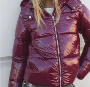 Vinröd jacka från Nelly - Säljer en vinröd pufferjacka med glansig finish och hög krage. Perfekt för dig som vill ha en varm och snygg jacka med lite extra attityd. Slutsåld på hemsidan! 💗🥂