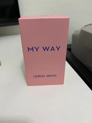 Giorgio Armani My Way parfym - Snygg och modern parfym från Giorgio Armani med rosa förpackning och stilren flaska. Perfekt för dig som vill sticka ut och visa din personlighet. Eau de parfum.