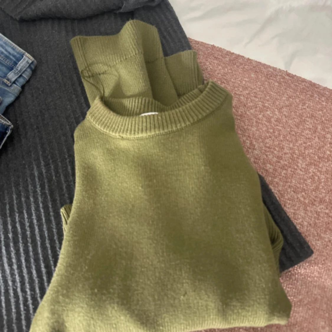 Olivgrön croppad stickad tröja - 1