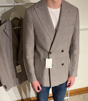 These Glory Days  - HELT NY! Nypris: 2999kr/270 EUR  Skick: Helt ny med prislapp, aldrig använd.   Storlek: 48/M  Material: 100% Linne   En dubbelknäppt These Glory Days kavaj i storlek 48 med fyra knappar framtill, väldigt breda och fina slag. Kavajen är fodrad. Fint material, med väldigt väldigt bra italiesk kvalité.  