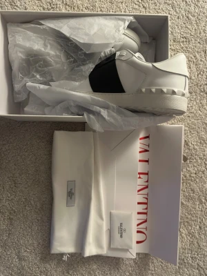 Valentino Open Black 44  - Köpta second hand men tyvärr passade de inte mig, därför säljer jag dem vidare. Skorna är i väldigt bra skick, väl omhändertagna och av hög kvalitet. Perfekt nu när jul närmar sig ett fint par skor som kan bli en riktigt fin julklapp. Priset kan diskuteras vid snabb och seriös affär.