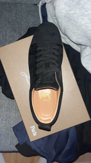 Helt nya Christian Louboutin  -  Christian Louboutin-skor i nytt skick. Bekväma, stilrena och med den klassiska röda sulan. Perfekta för dig som vill ha ett par lyxiga och snygga skor.