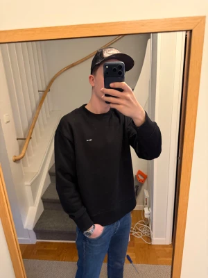 Tröja från NN07 - Svart sweatshirt från NN07 med enkel och clean design. Säljer då den inte används, köpte i somras på NK i Göteborg för 1250kr. Tvättad 1 gång så har fortfarande de mjuka fluffet kvar som en ny tröja, inga tecken alls på användning.