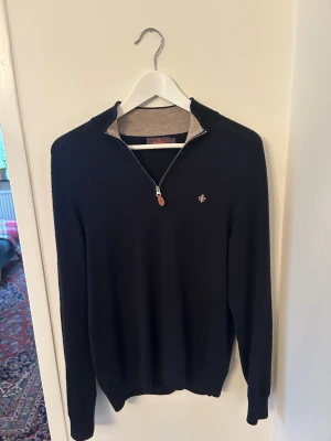Mörkblå merinoullströja från Morris - Snygg mörkblå tröja från Morris i 100% merinoull med halv dragkedja och diskret logga på bröstet. . Perfekt för dig som gillar stilrena och klassiska plagg. Storlek M
