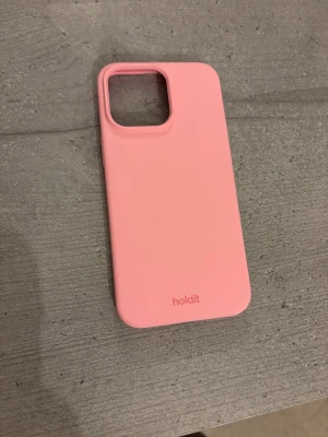Mobilskal - Mobilskal från Holdit för iPhone 15 PRO Max, helt ny och oanvänd. Köpt på Clas Ohlsson, säljer då jag har en iPhone 15 plus så den passar ej på min mobil