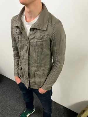 Feild Jacka - || Otrolig fet feild jacka || Skicket är bra förutom en knapp som låssnat över en ficka (skriv för närmare bild) || Storleken är M men passar mer som S || Hör av er vid frågor🤝 ||