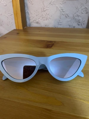 Glasögon blå - Helt ny glasögon blå för kvinnor.