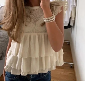 Zara topp - Säljer denna fina och populära tröjan från Zara i strl S, jättefint skick💕