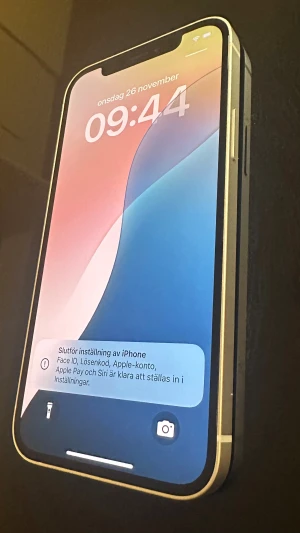 iPhone 12 256GB Vit - Snygg iPhone 12 med 256GB lagring i vit färg. Mobilen är i gott skick med minimalt slitage, inga synliga sprickor på skärm eller baksida. Uppdaterad till iOS 18.6.2. Dubbelkamera, Face ID och modern design. Perfekt för dig som vill ha en snabb och pålitlig iPhone. Laddningsporten är ur funktion just därför får du en Qi laddare.