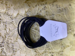 Färgglada hårsnoddar  - Säljer ett set hårsnoddar i fyra olika färger: svart, lila, ljusgrön och vinröd. 25kr / 10st/ paket , samma frakt 