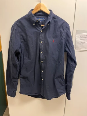 Ralph Lauren Blå Skjorta Storlek Medium - Hej! Säljer nu denna väldigt snygga Ralph Lauren Skjortan.  Storlek M Medium  Färg: Blå Skick: Mycket gott – endast använd vid enstaka tillfällen  Skickas spårbart eller hämtas upp efter överenskommelse. Vid intresse – hör gärna av dig.  Skriv vid frågor eller ifall du vill ha fler bilder:)