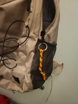 Nyckelringar I olika färger  - Jag tillfärkar handgjorda nyckelringar I olika färger. Ni kan hänga dem på väskor jacka ryggsäck och annat. Priset 1 för 30 och 2 flr 50 och 3 för 70. Om ni har några frågor är de bara att skriva.